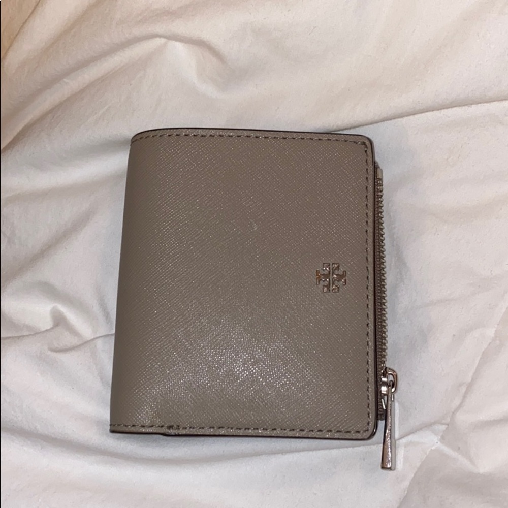 Tory Burch bifold wallet in pretty grey/beige!